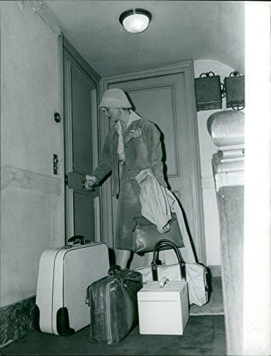 Vintage fotó Michelle Morgan csomagolás a bőrönd.