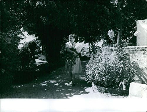 Vintage fotó Isabelle a Orl233;ans-Braganza séta tartja a virágok, a látogatás Portugália